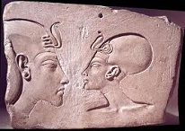 Egyptian Pharaoh Akhenaten (-1384 to -1334) and Queen Nefertiti (-1370 to -1330)